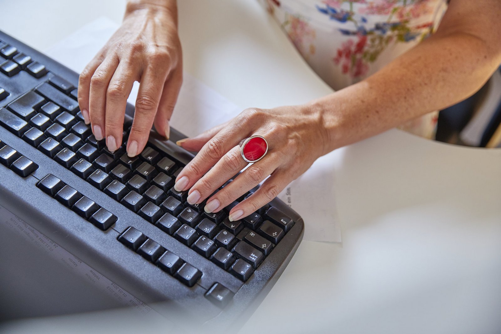 Großaufnahme einer Person, die auf der Tastatur schreibt