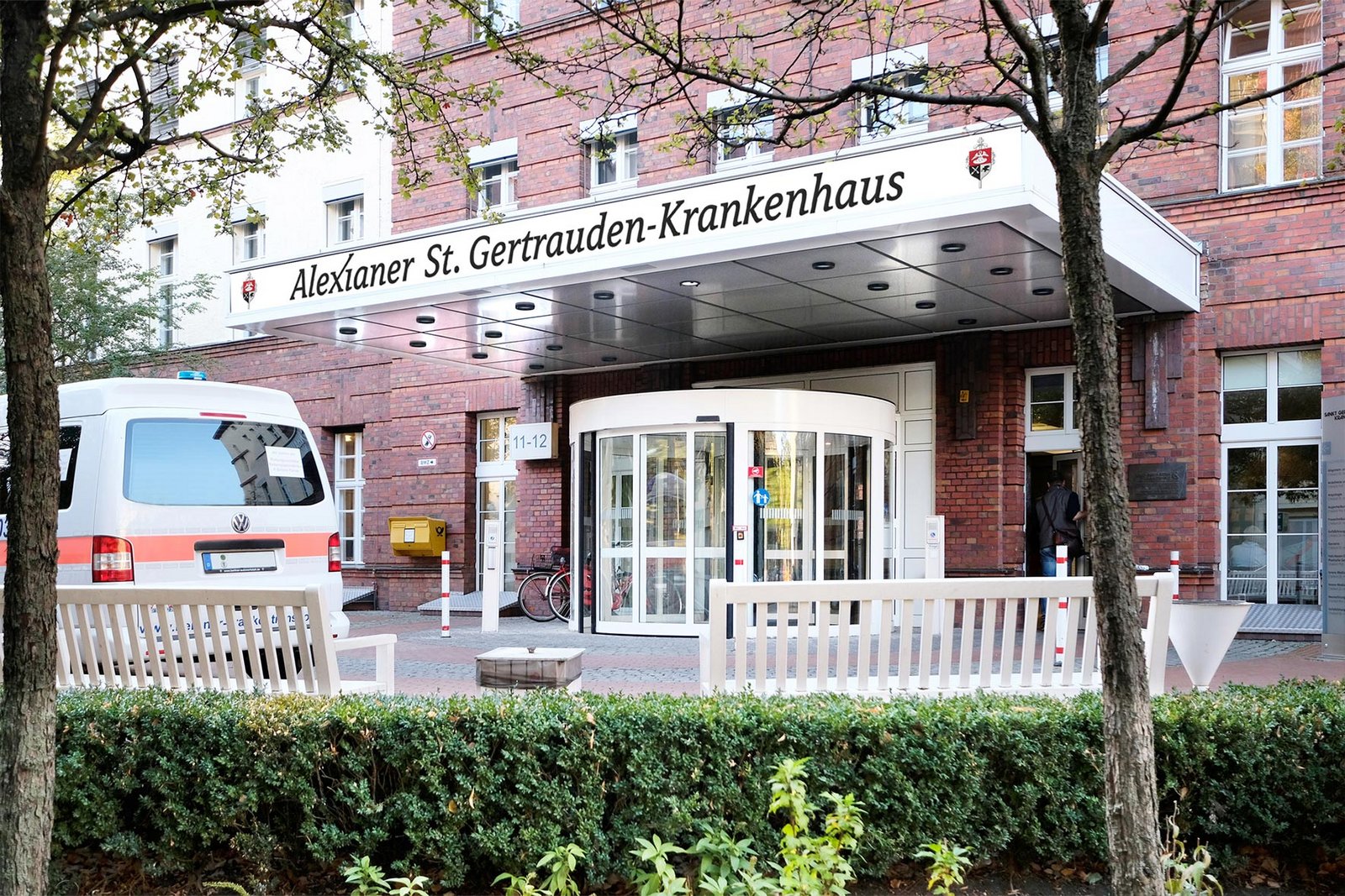 Gebäudeansicht des Alexianer St. Gertrauden-Krankenhauses in Berlin mit Eingangsbereich