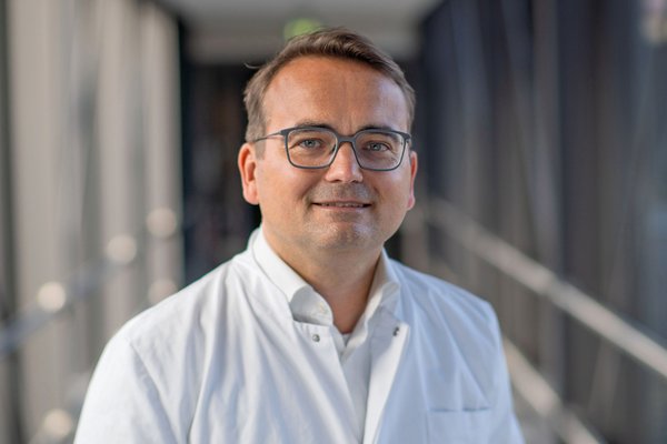 PD Dr. med. habil. Christoph Schmöcker, M.A. Facharztbezeichnung Facharzt für Innere Medizin Facharzt für Innere Medizin und Gastroenterologie